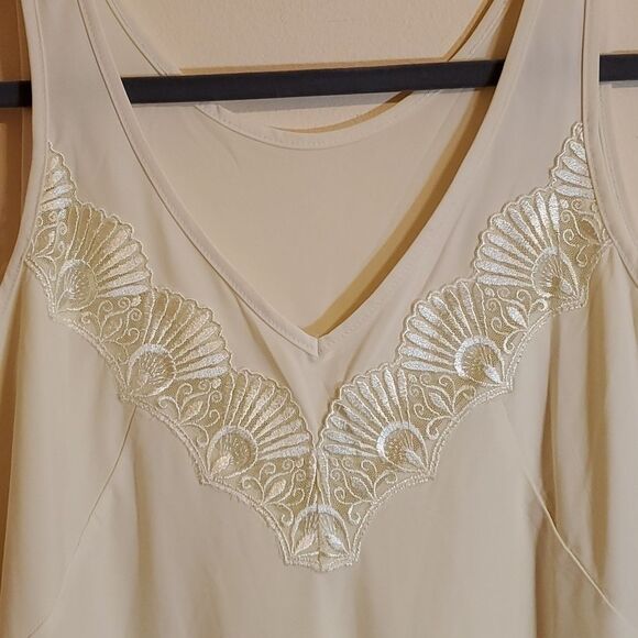 Vintage pale yellow nightie size Small - Picture 3 of 8